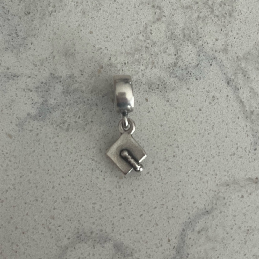 Pandora charm: dangle graduation hat